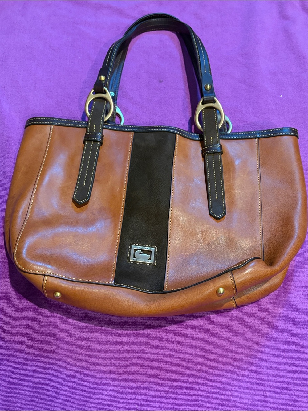 🤎 Classic Dooney & Bourke Brown and Tan All Leather Spacious Shoulder Bag.